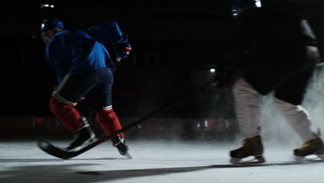 Zwei-Männer-Spielen-Hockey-Auf-Der-Eisbahn.-Hockey-Zwei-Hockeyspieler-Kämpfen-Um-Den-Puck.-Steadicam-Aufnahme